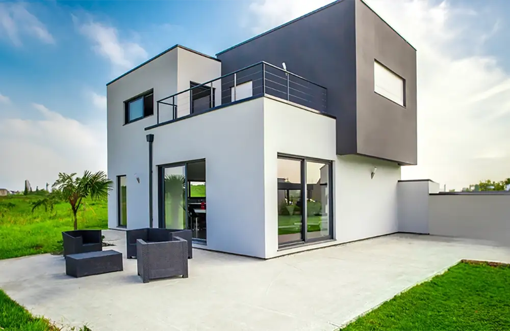 maison cubique en enduit blanc et gris