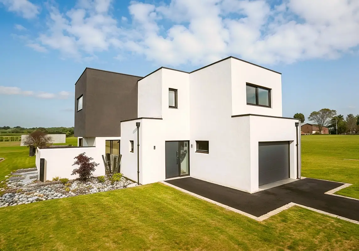 maison cubique en enduit blanc et gris