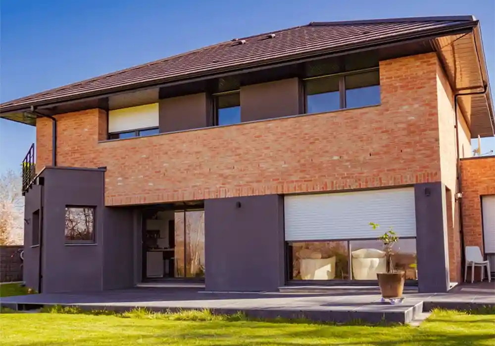 Construction d’une maison contemporaine en briques et bardage bois