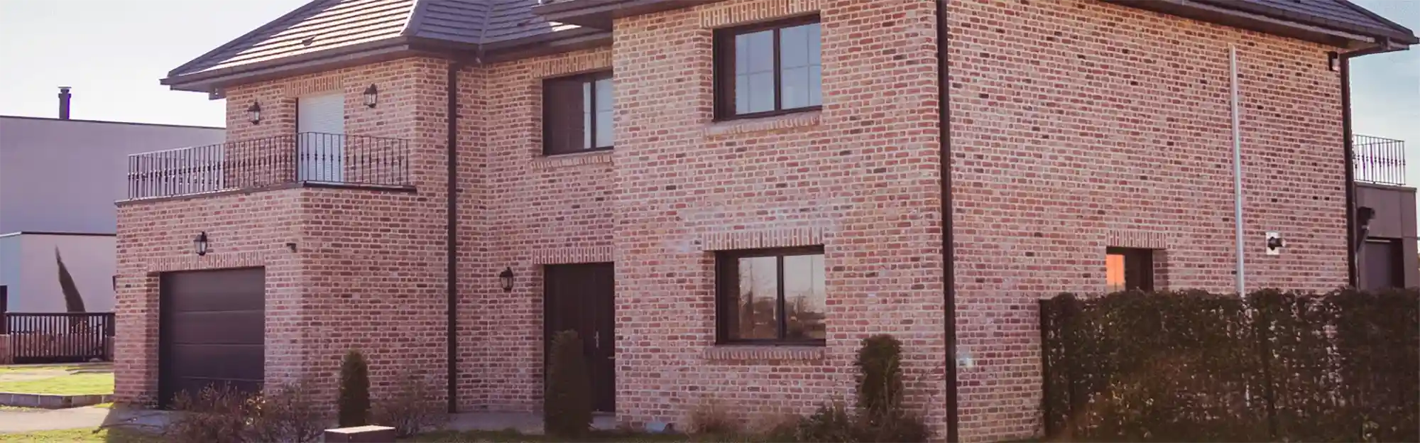 Découvrez cette maison contemporaine en briques rouges traditionnelles